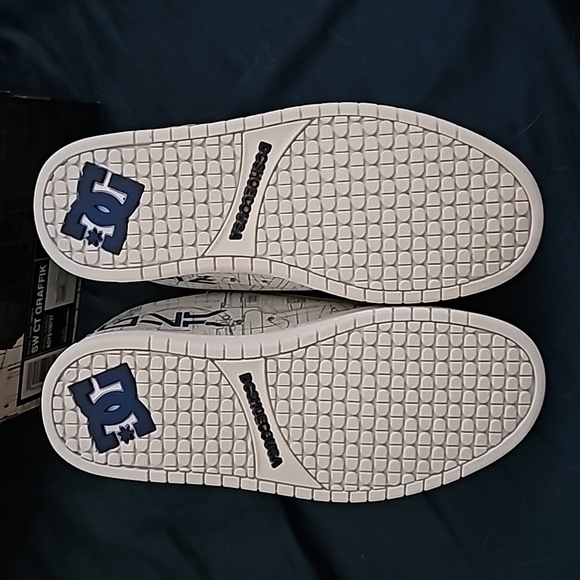 DC Shoe Company sneakers - Picture 5 of 6